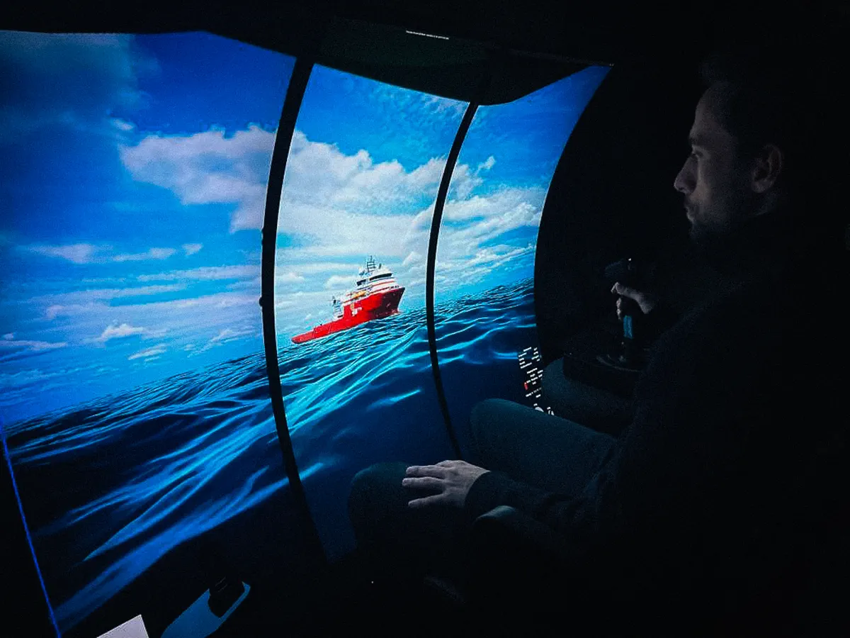 DeepSim Full Simulator: immersive curved-display submarine training cockpit